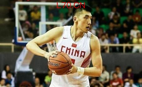 2米32巨塔秀胯下！法尔一条龙掀翻陶汉林，CBA第一巨人太离谱 内线新老交替的残酷现实
