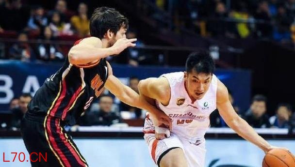 2米32巨塔秀胯下！法尔一条龙掀翻陶汉林，CBA第一巨人太离谱 内线新老交替的残酷现实