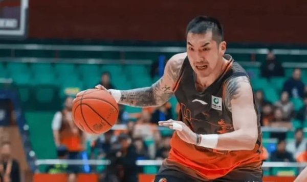2米32巨塔秀胯下！法尔一条龙掀翻陶汉林，CBA第一巨人太离谱 内线新老交替的残酷现实