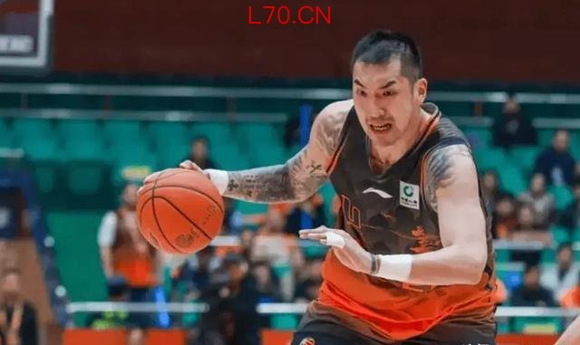 2米32巨塔秀胯下！法尔一条龙掀翻陶汉林，CBA第一巨人太离谱