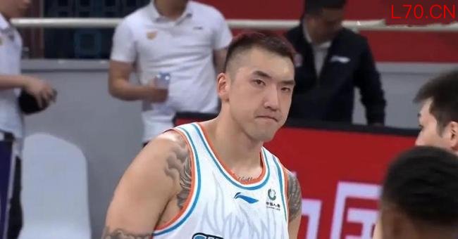 2米32巨塔秀胯下！法尔一条龙掀翻陶汉林，CBA第一巨人太离谱 内线新老交替的残酷现实