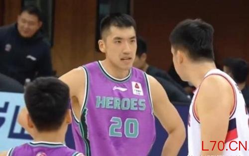 2米32巨塔秀胯下！法尔一条龙掀翻陶汉林，CBA第一巨人太离谱 内线新老交替的残酷现实