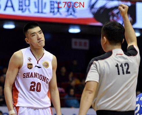 2米32巨塔秀胯下！法尔一条龙掀翻陶汉林，CBA第一巨人太离谱 内线新老交替的残酷现实