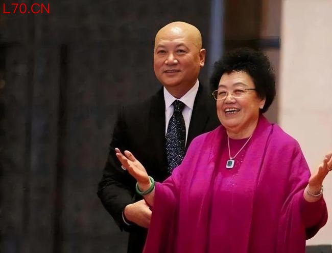 迟重瑞用身体为陈丽华挡马蜂 传奇婚姻的守护者