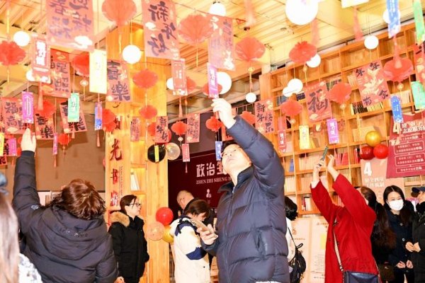 桥东街道工会组织职工猜灯谜闹元宵
