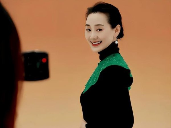 她是最好命豪门阔太，仅拍一部戏就结婚隐退，被演员老公宠爱30年