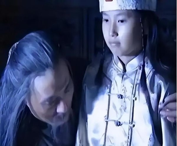 这位皇帝16岁被凌迟，死状有多惨？四肢被钉在牛车上割了千刀