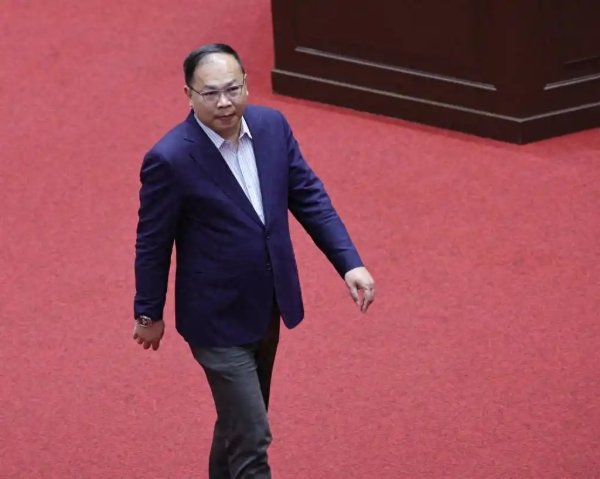 审预算全场等一人回神？“靠背哥”挨轰：开会一条虫，政论一条龙
