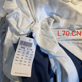 布兰迪・梅尔维尔经典白色均码服饰吊牌，标注多国货币售价；大量消费者长期吐槽该品牌均码版型参差不齐