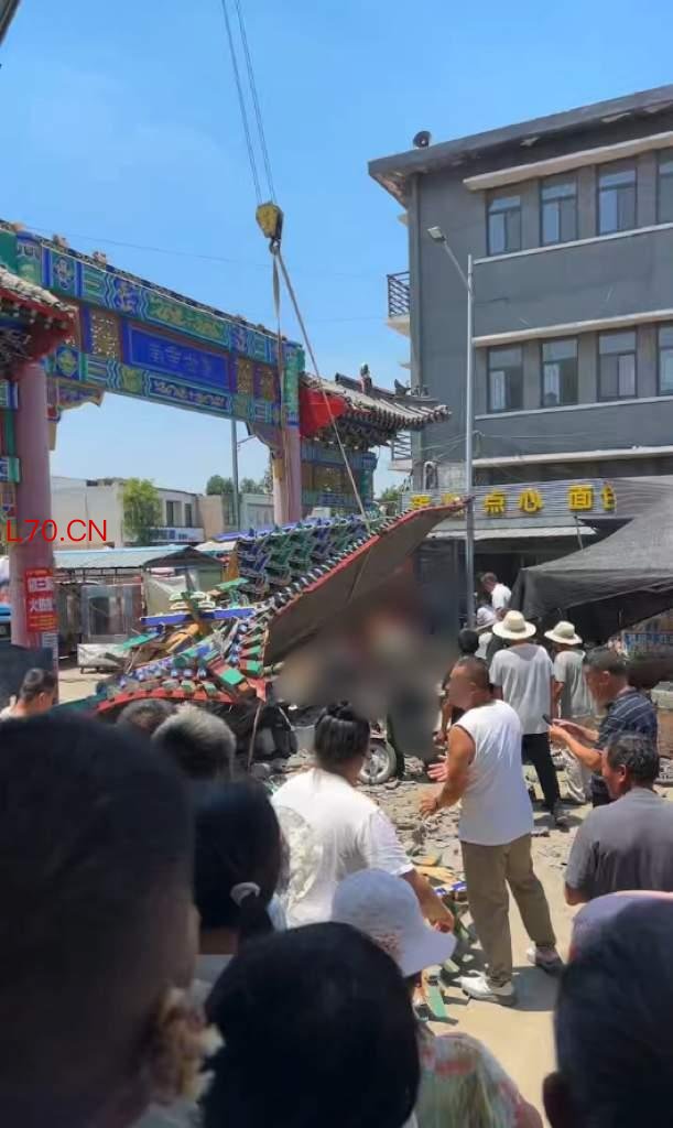 山东曲阜一牌坊倒塌 多人被砸中引发关注