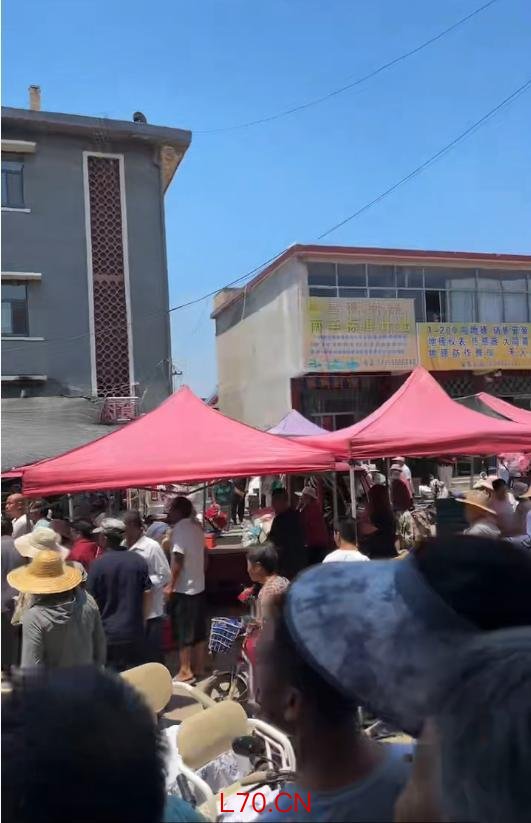 山东曲阜一牌坊倒塌 多人被砸中引发关注