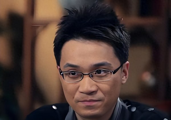 她是国家一级演员, 与导演结婚41年零绯闻, 帅气儿子是她的心病