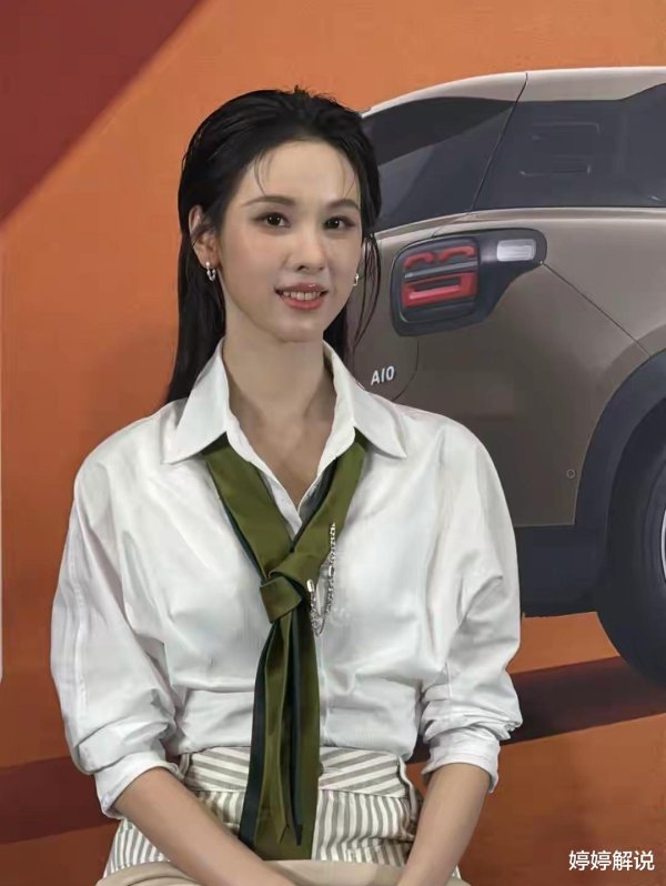 零跑A10发布会上, 陈都灵用一身基础款证明了: 时尚, 从来不需要用力过猛