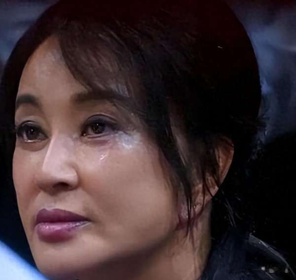 75岁刘晓庆为了展示弹簧衣, 还故意蹦跶装活泼, 网友坦言“真丑”