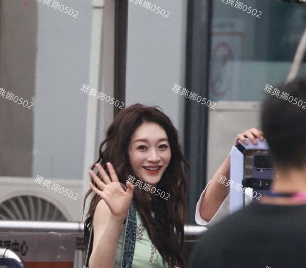 搞不懂为啥浪姐一直尬夸李小冉的美貌? 明明不年轻一眼能看出年纪